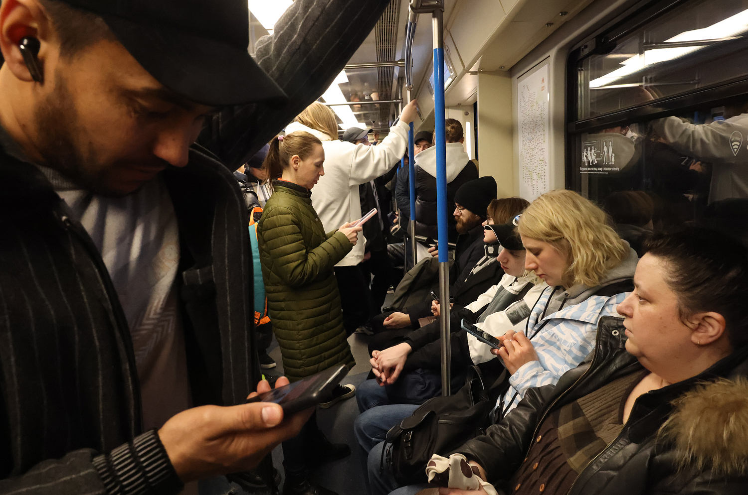 As Putin takes Russia off the grid, there are growing signs of discontent
